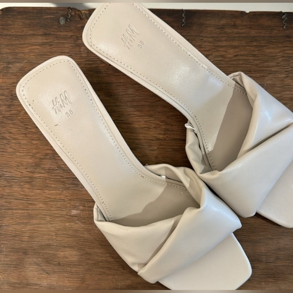 Pillow heel sandals - Picture 2 of 3